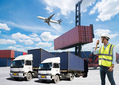 工程師檢查計劃船舶與航運在數(shù)字平板上的應(yīng)用